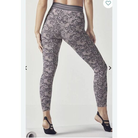 Fabletics Seamless Floral Jacquard 7/8 Leggings Size XL NWT - Picture 1 of 6